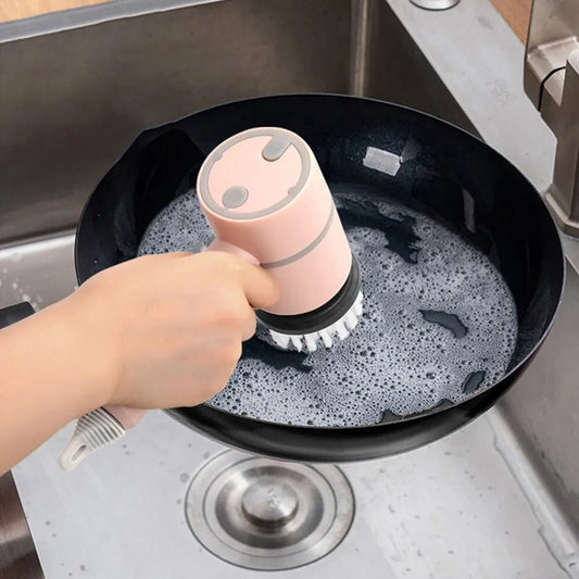 Brosse électrique rotative nettoyant une poêle grasse dans l'évier
